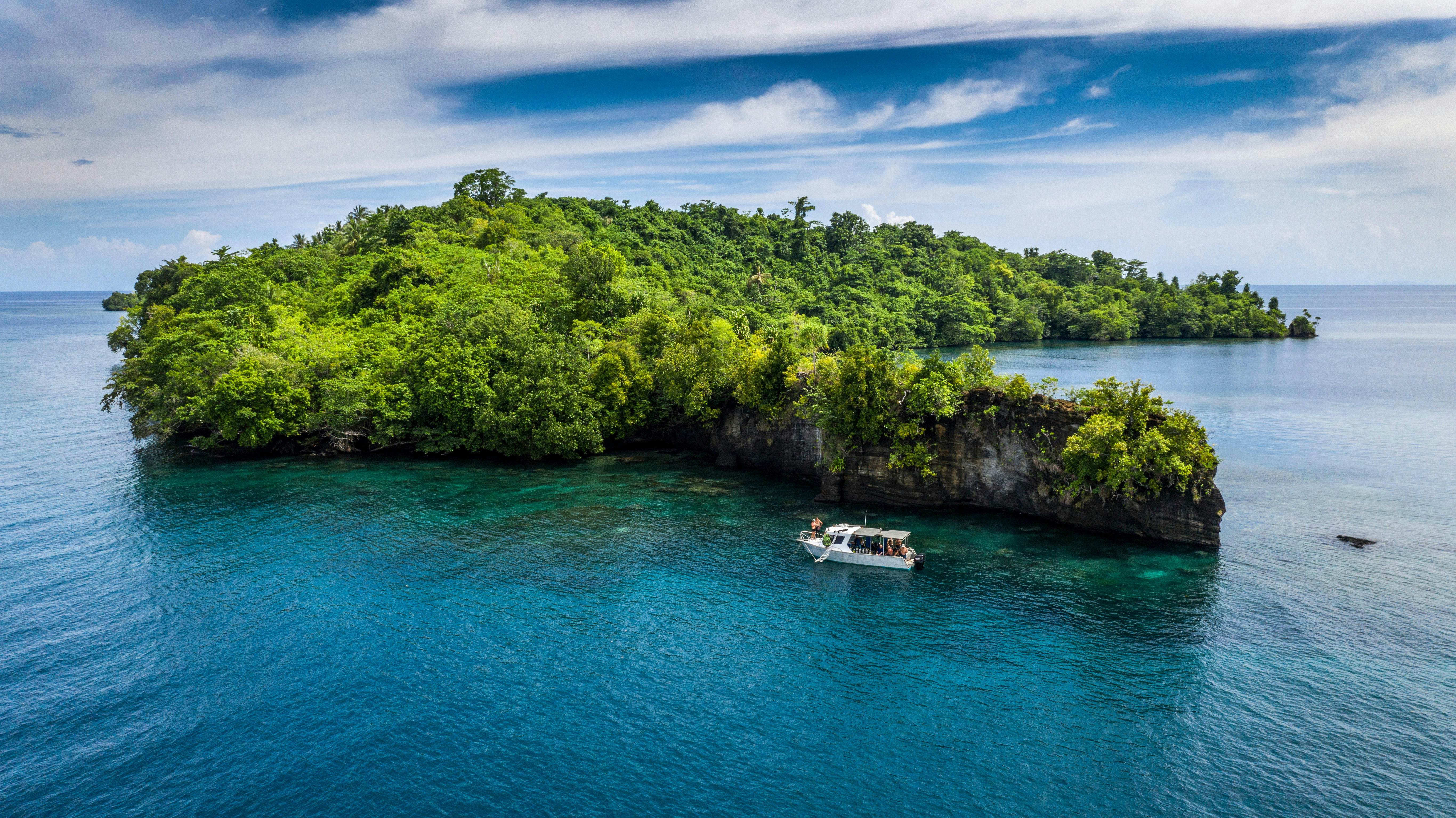 W5DFM6 Aerial View of Islands of Kimbe Bay, New Britain, Papua New Guinea